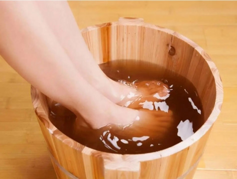 Ngâm Chân Thảo Dược Người Mường – Bí Quyết Ngàn Năm & Giải Pháp Hiện Đại